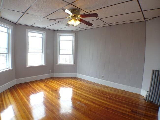 102 Saxton St, Unit 3 in Boston, MA - Foto de edificio - Building Photo