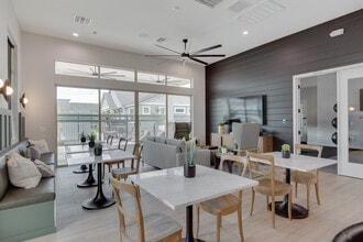 Village at Schnepf Farms in Queen Creek, AZ - Foto de edificio - Interior Photo