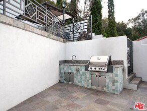 3971 Fredonia Dr in Los Angeles, CA - Building Photo - Building Photo