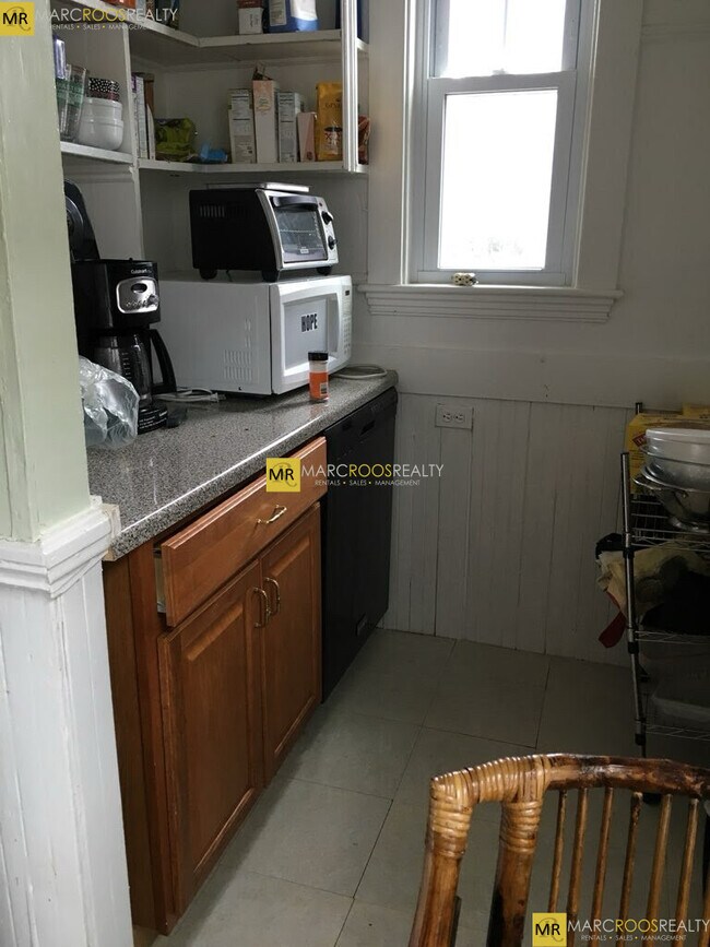 106 W Adams St, Unit 1 in Somerville, MA - Foto de edificio - Building Photo