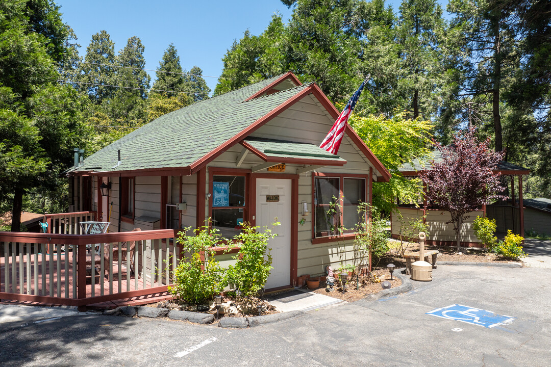 23508 Lake Dr in Crestline, CA - Building Photo