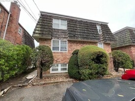 10 Inwood Rd in Port Washington, NY - Building Photo