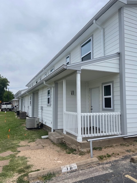 Pearl Street Townhomes in Granbury, TX - Foto de edificio - Building Photo