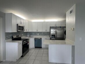 1109 Green Pine Blvd in West Palm Beach, FL - Building Photo - Building Photo