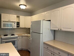 1905 N Rhodes St, Unit 39 in Arlington, VA - Building Photo - Building Photo