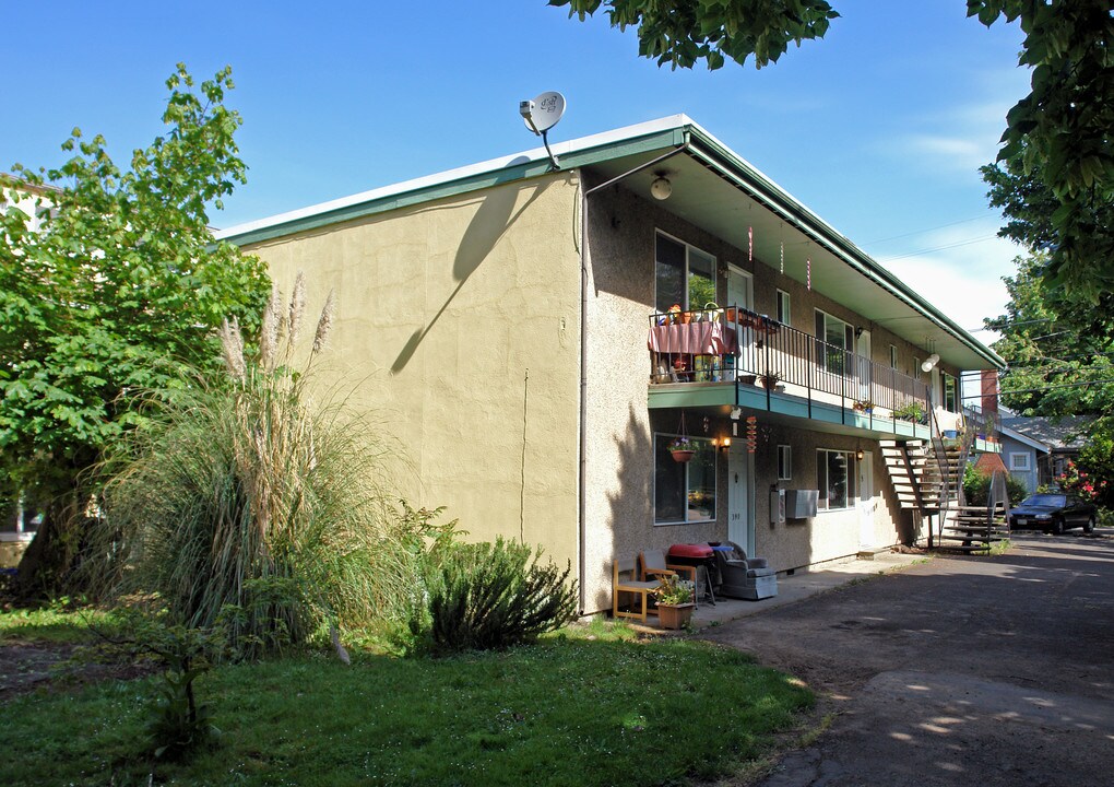 380-392 Adams St in Eugene, OR - Building Photo