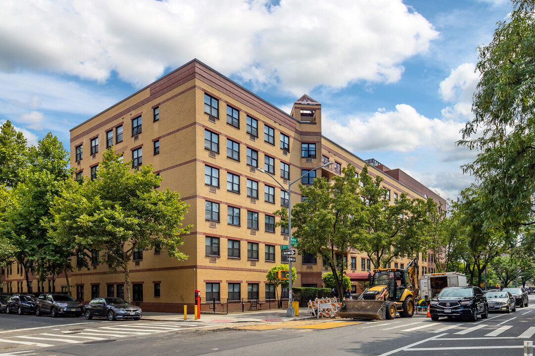 Maple Court in New York, NY - Building Photo