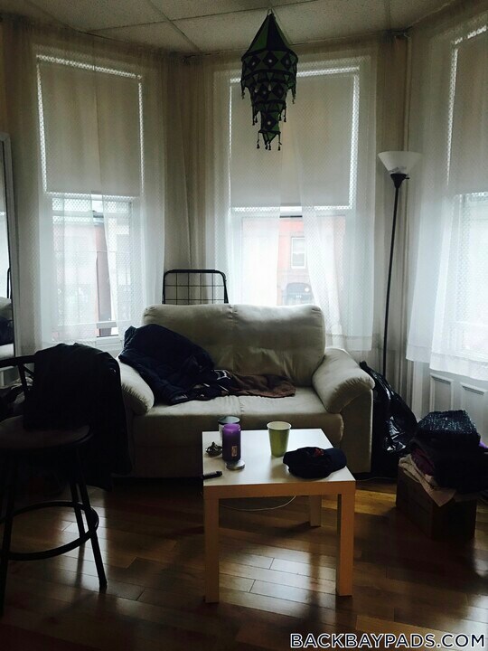 272 Newbury St in Boston, MA - Building Photo