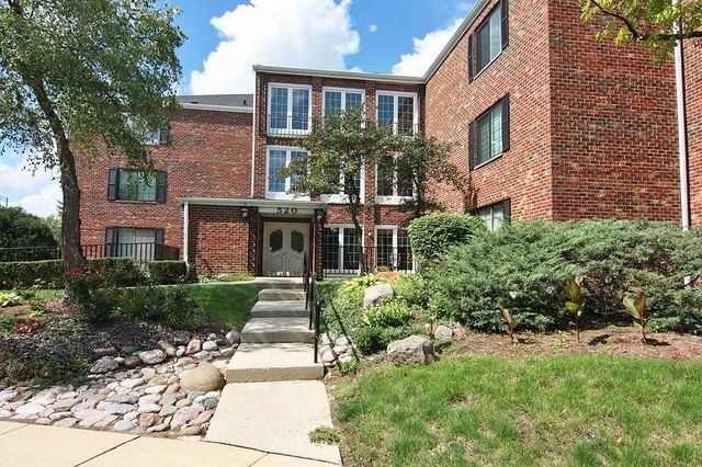 520 Biesterfield Rd, Unit 211 in Elk Grove Village, IL - Foto de edificio