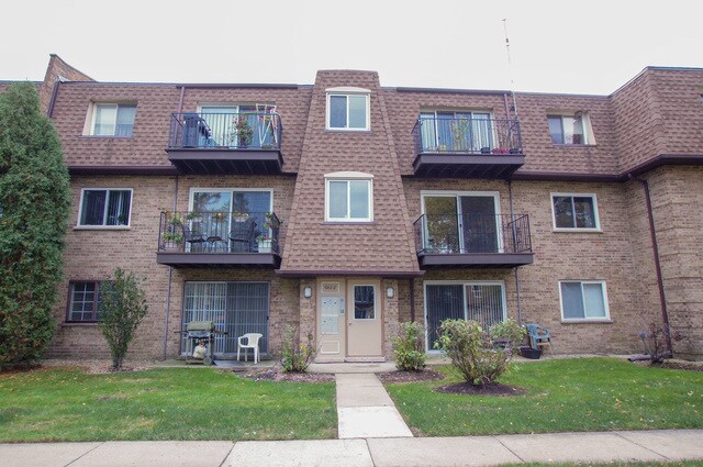 9422 Bay Colony Dr in Des Plaines, IL - Building Photo