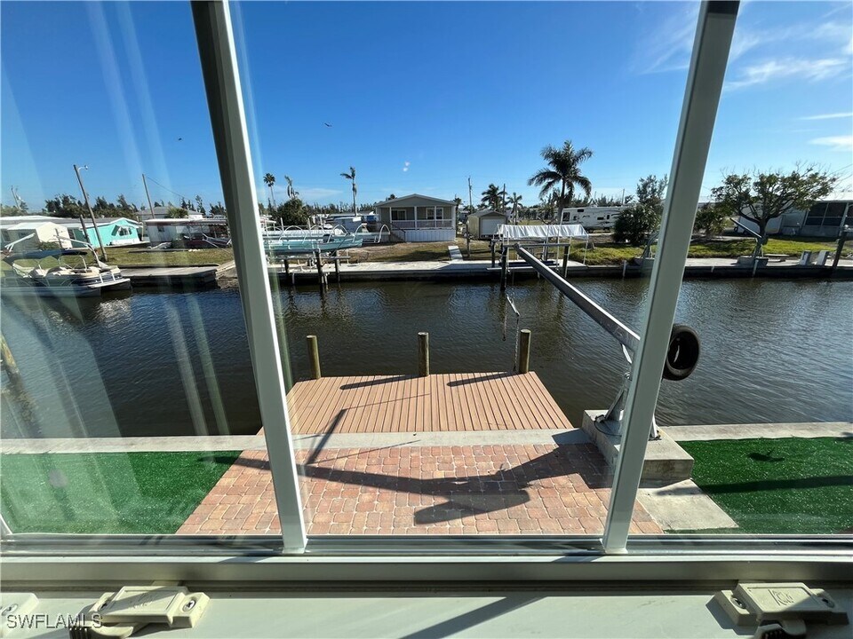 5109 Flamingo Dr in Saint James City, FL - Building Photo