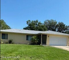 931 Commerce Rd SE in Palm Bay, FL - Building Photo
