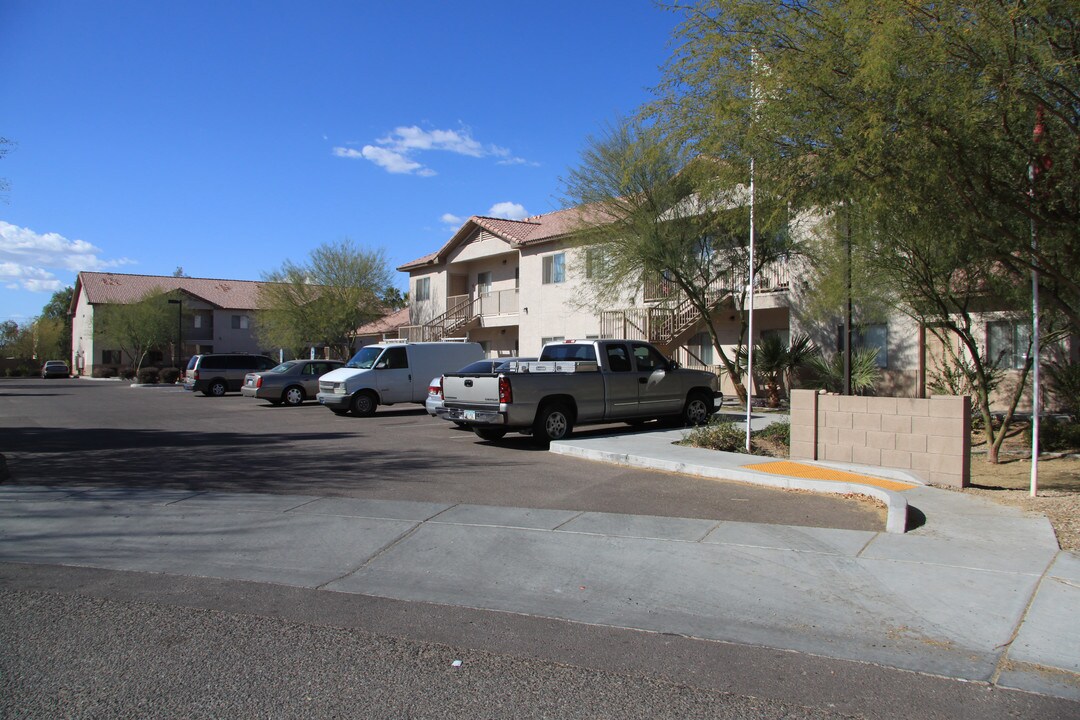 Agave Apartments in Phoenix, AZ - Building Photo