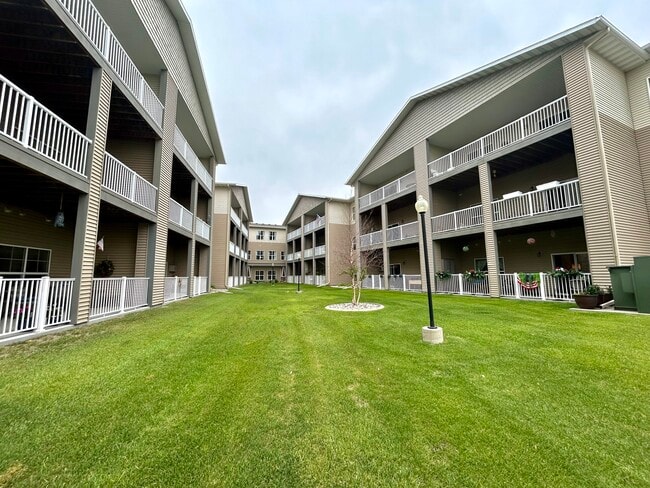 The Estates at Moorhead - All Inclusive 55+ in Moorhead, MN - Foto de edificio - Building Photo