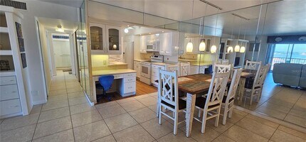 10355 Paradise Blvd in Treasure Island, FL - Building Photo - Building Photo