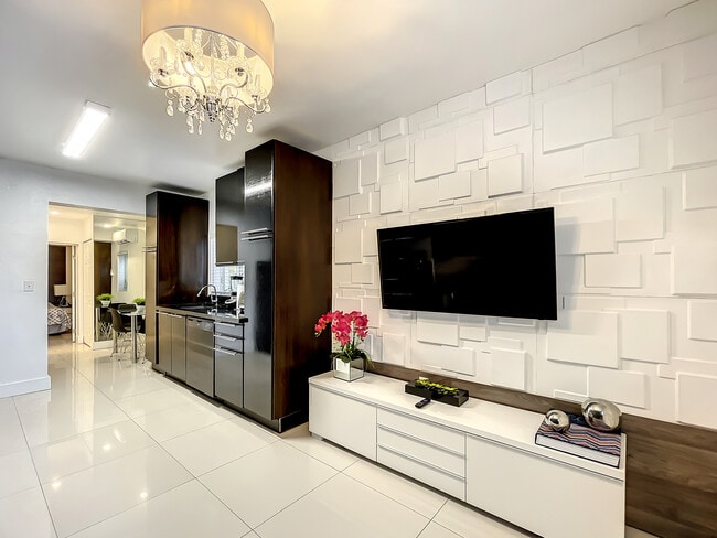 2724 SW 36th Ave, Unit D in Miami, FL - Foto de edificio - Building Photo