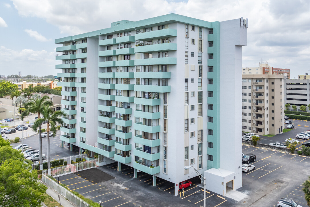 The Imperial Terrace in Hialeah, FL - Foto de edificio