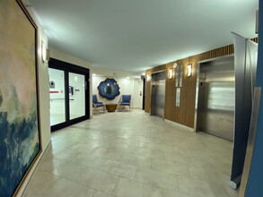 690 Island Way in Clearwater, FL - Foto de edificio - Building Photo