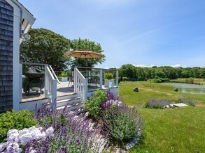 4 Elisha Ln in Oak Bluffs, MA - Foto de edificio - Building Photo