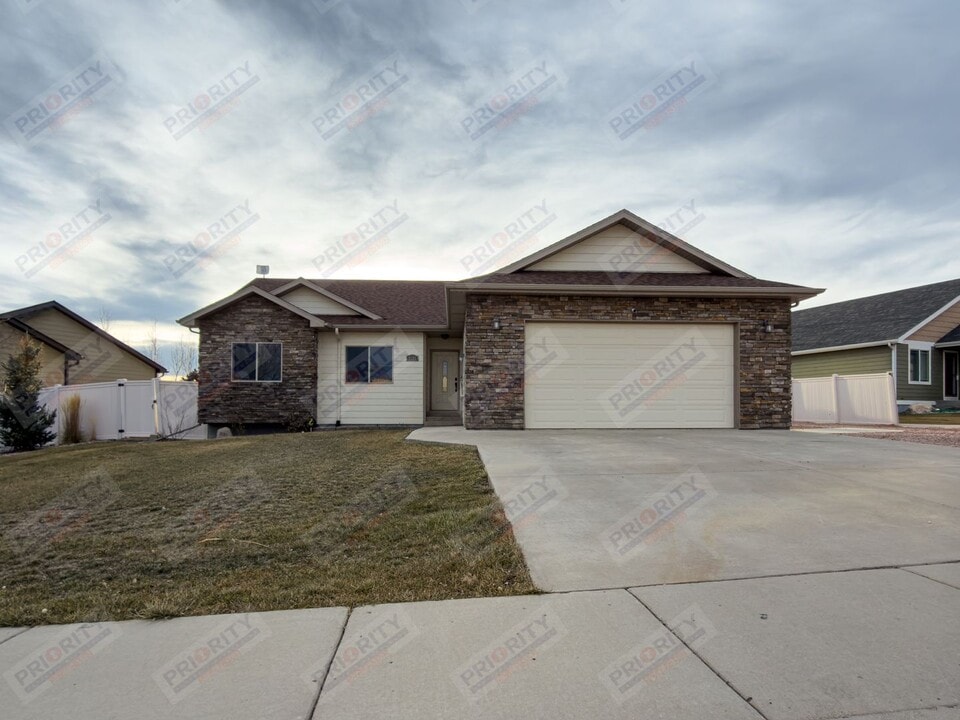 2121 Big Lost Dr in Gillette, WY - Building Photo