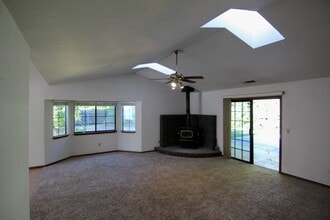 6827 Creekside St in Redding, CA - Building Photo - Building Photo