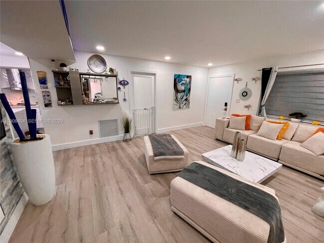 8635 NW 8th St in Miami, FL - Building Photo - Building Photo