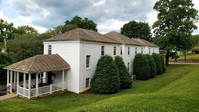 705 Hollins St, Unit 705-1-600 in Lynchburg, VA - Foto de edificio - Building Photo