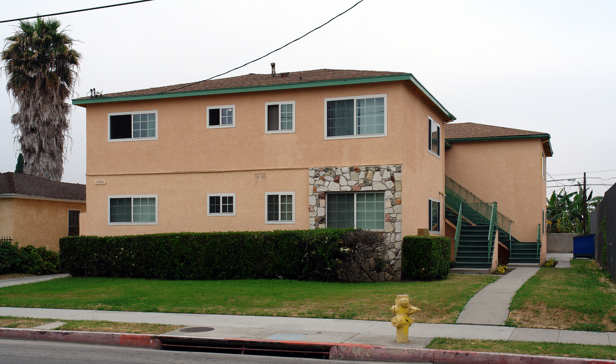 11901 York Ave in Hawthorne, CA - Building Photo