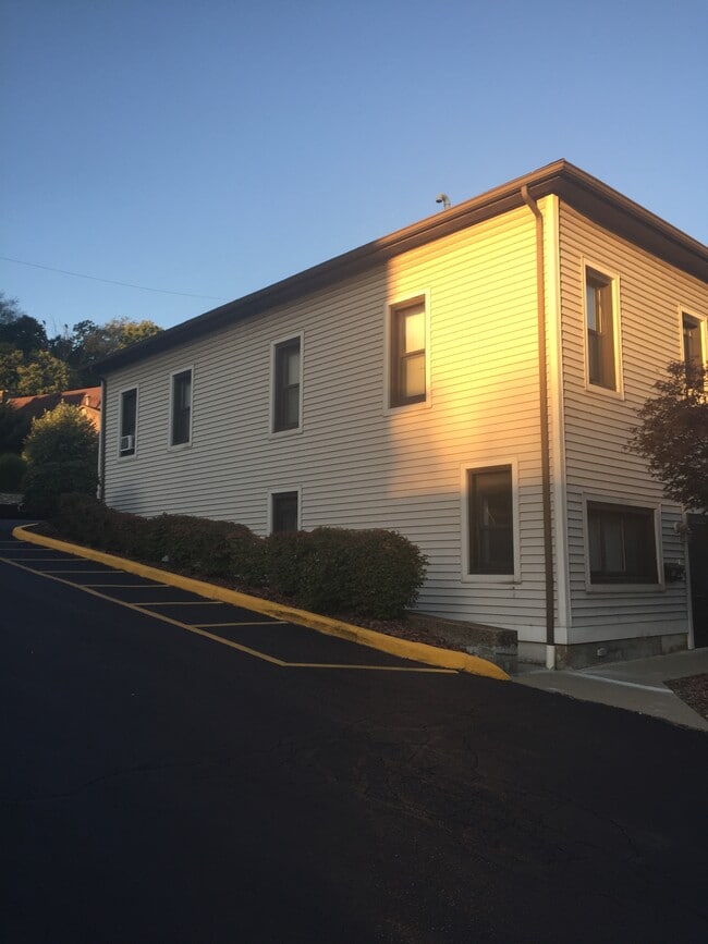 955 Border Ave, Unit 202 in Ellwood City, PA - Foto de edificio - Building Photo