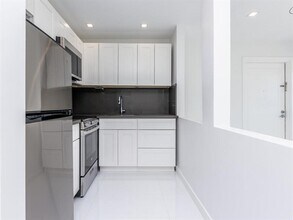 2420 Diana Dr in Hallandale Beach, FL - Building Photo - Building Photo