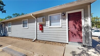 500 Foch St, Unit 4 in Bryan, TX - Foto de edificio - Building Photo