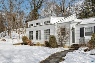 19 Robin Hood Ln in Darien, CT - Building Photo