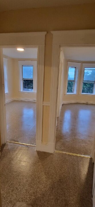 37 Clinton Ave-Unit -4R in Holyoke, MA - Building Photo