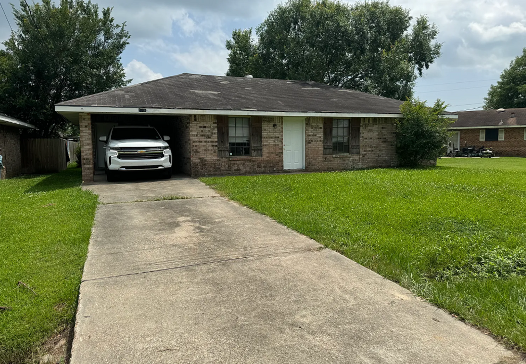 2605 Brenda Dr in New Iberia, LA - Building Photo