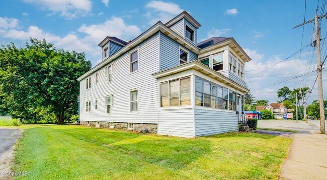 205 W Fulton St in Gloversville, NY - Building Photo - Building Photo