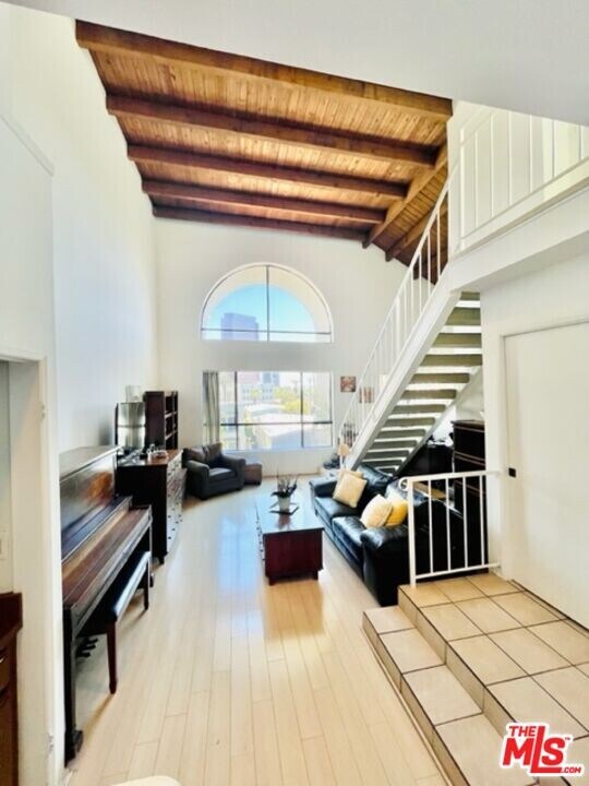 221 S Gale Dr in Beverly Hills, CA - Building Photo