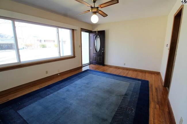 408 S Garfield Ave in Lyons, KS - Foto de edificio - Building Photo