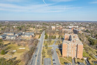 Eleven Slade Apartments in Pikesville, MD - Foto de edificio - Building Photo