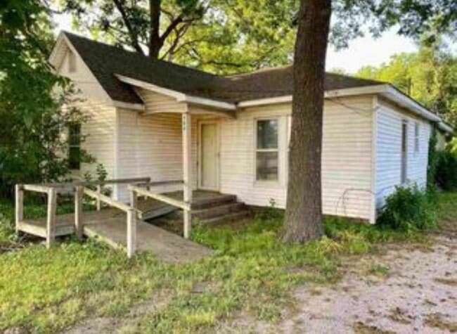 property at 706 W Elder Ave