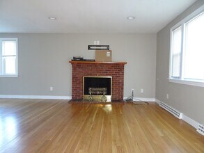 2 Lantern Ln in Burlington, MA - Foto de edificio - Building Photo