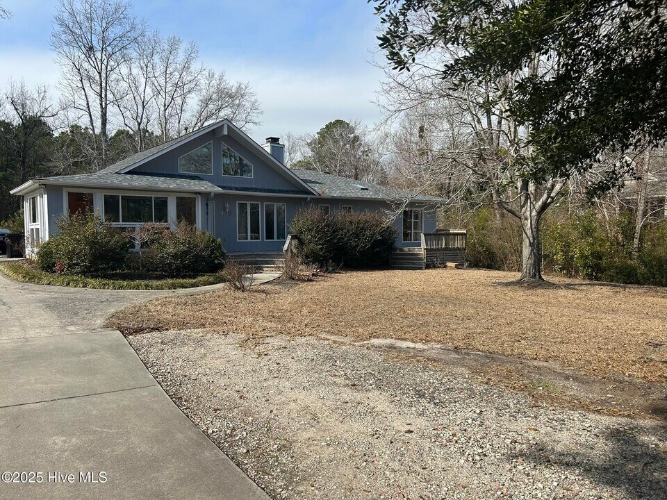 106 Olde Point Rd in Hampstead, NC - Building Photo