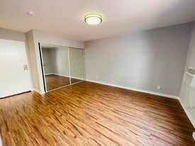 7044 Hawthorn Ave in Los Angeles, CA - Building Photo