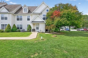 215 Ruth Ct in Middletown, NY - Building Photo