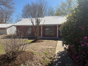 100 Bybee St in Willis, TX - Building Photo - Building Photo
