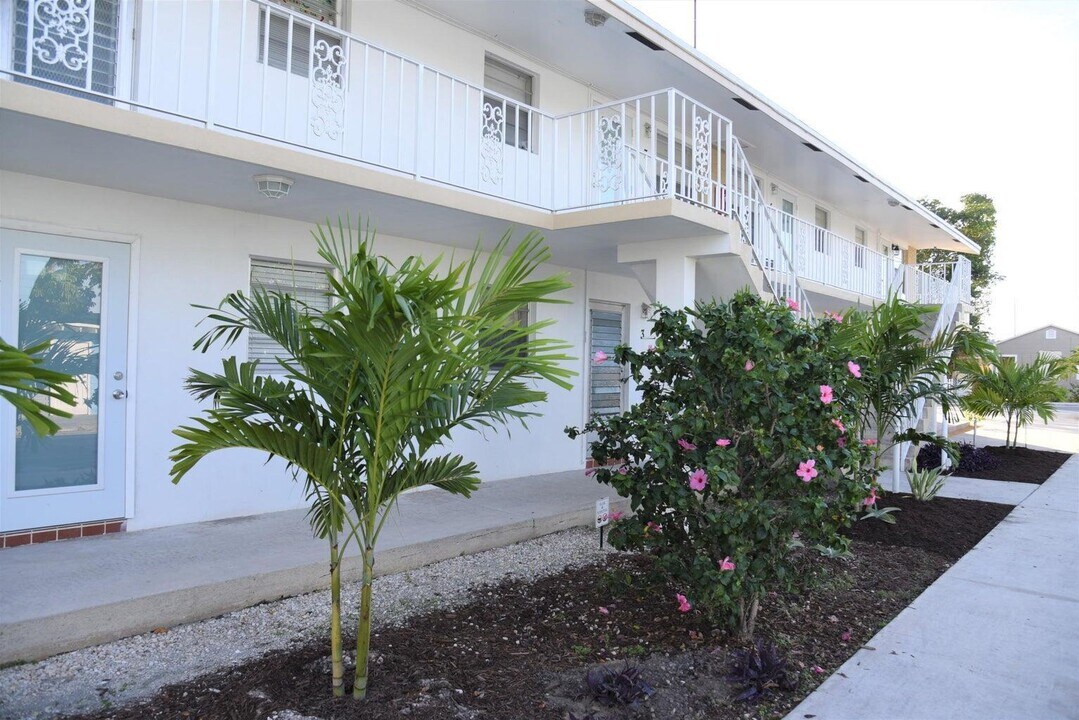 330 N J St in Lake Worth Beach, FL - Building Photo