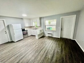 5747 11th St in Zephyrhills, FL - Building Photo - Building Photo