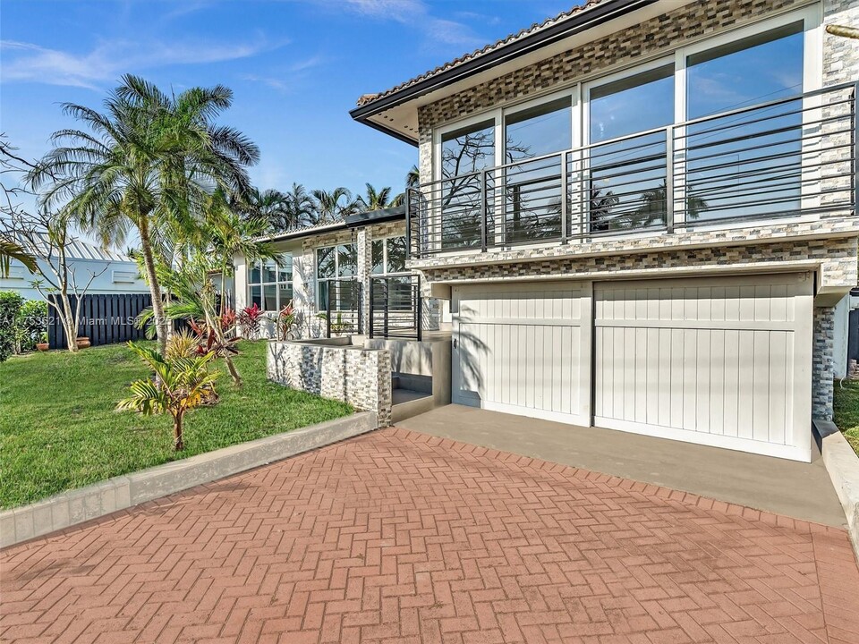 2141 NE 18th Ave in Wilton Manors, FL - Building Photo