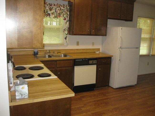 33 Newgate Village Rd in Hampton, VA - Foto de edificio - Building Photo