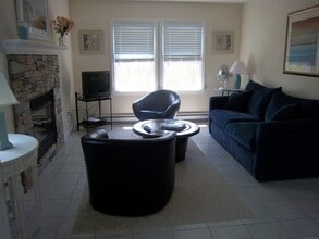 55 Pine Island Rd in Groton, CT - Building Photo - Building Photo