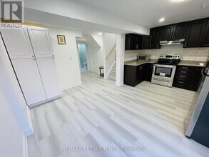 1209 Prestonwood Crescent in Mississauga, ON - Building Photo - Building Photo